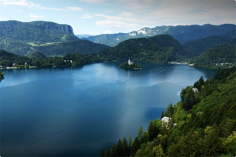 Bled con il suo lago idillico e con i bellissimi dintorni viene visitata già da centinaia d'anni da teste coronate, politici, uomini d'affari importanti, vari artisti, ma anche da comuni mortali.