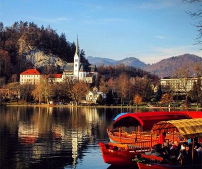 Il lago Bled è posto in una vallata alpina con un ambiente suggestivo, circondato da montagne e foreste.
