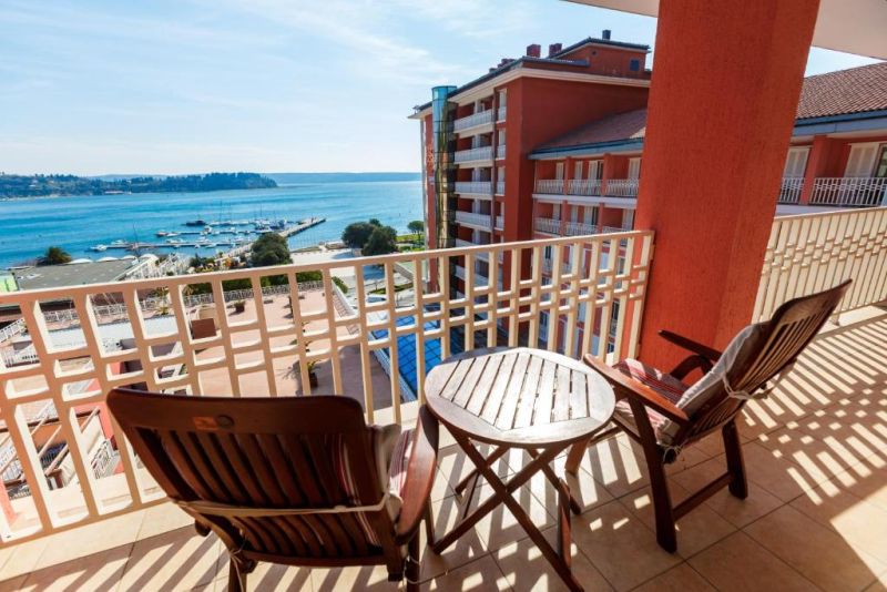 Come ospiti del Grand Hotel Portorož potrete usufruire della spiaggia del Meduza 4* Beach, compreso l'accesso gratuito alle terrazze solarium